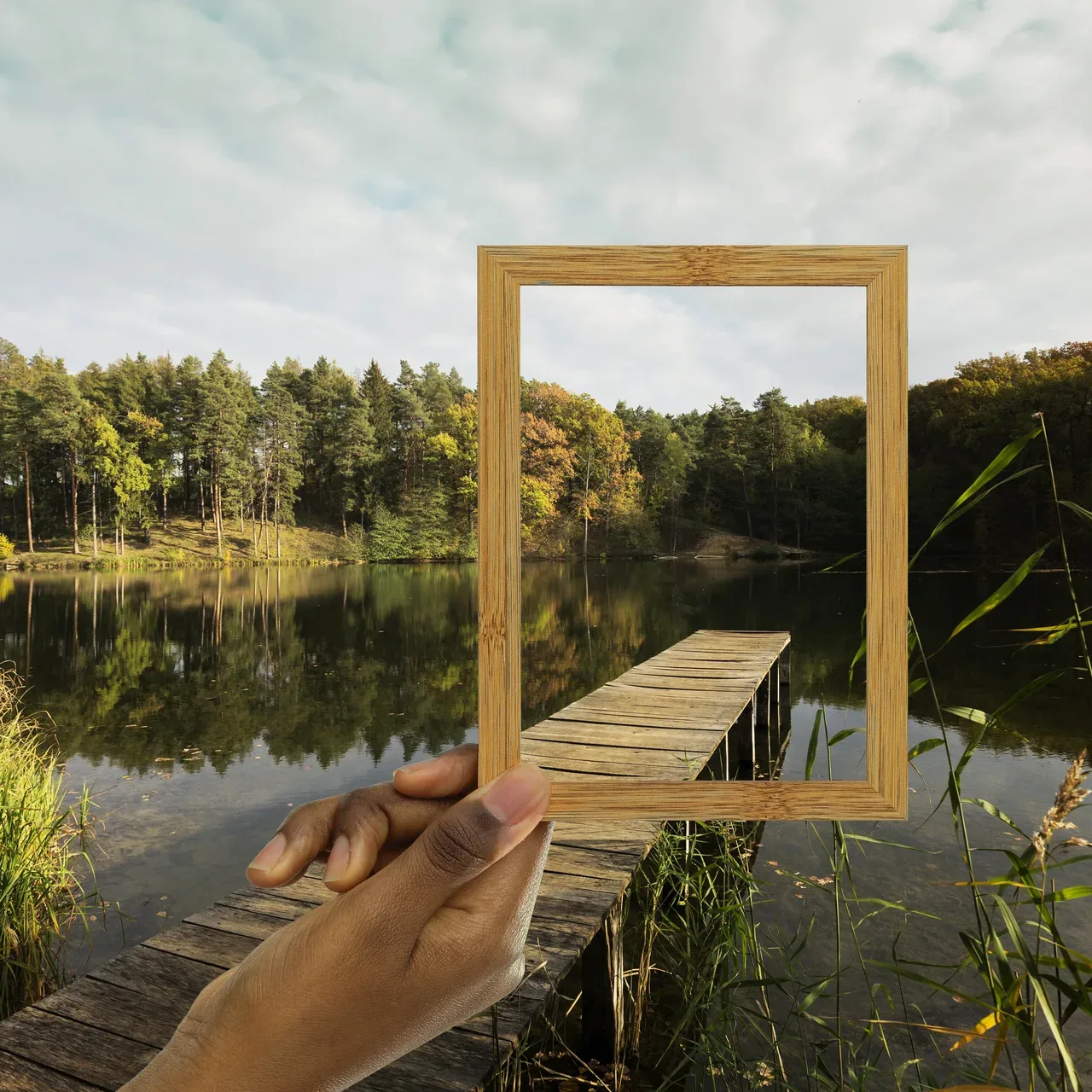 Holzrahmen vor einem See