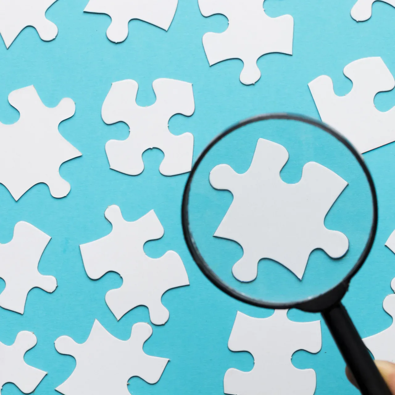 Lupe über Puzzleteilen