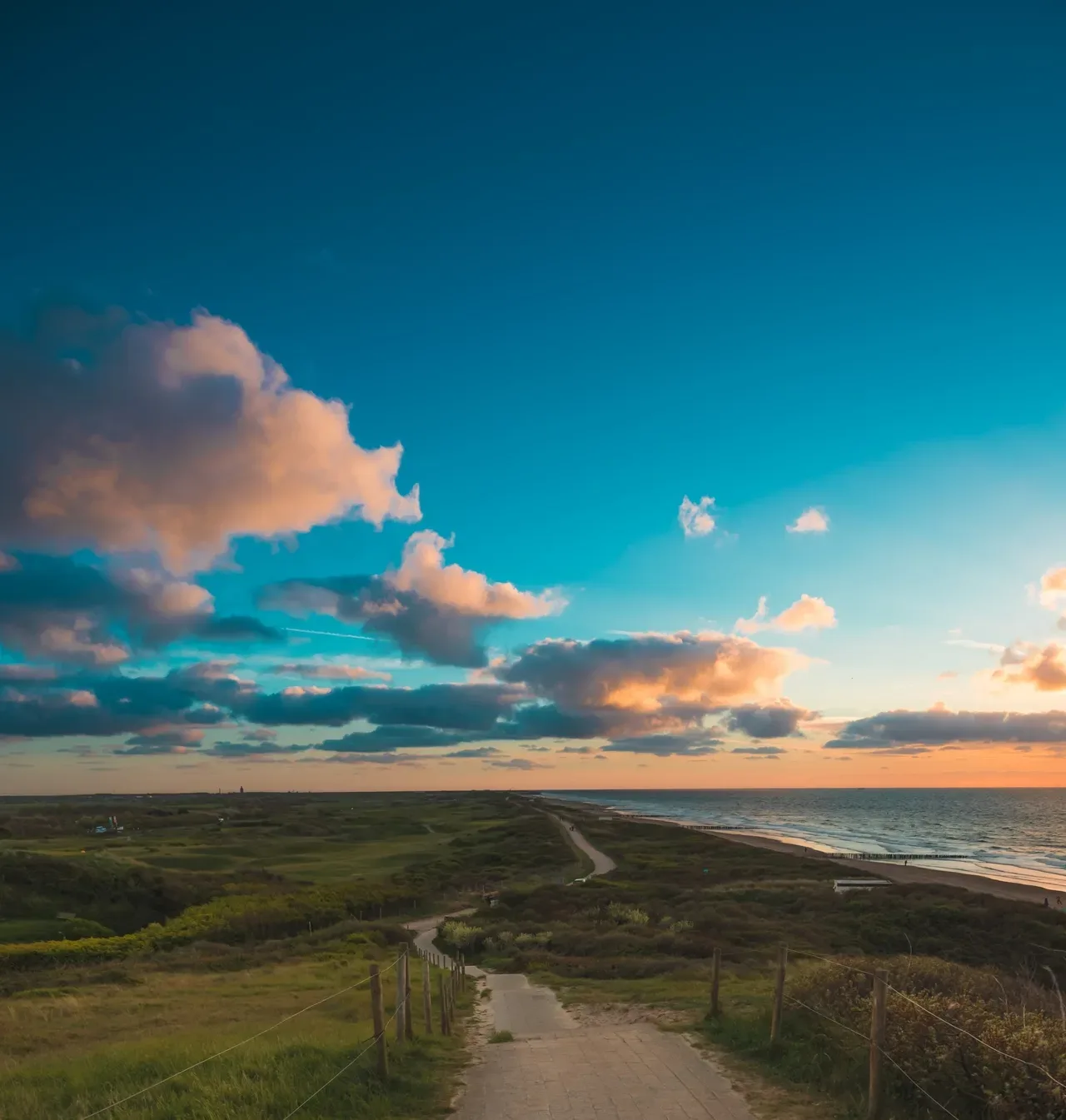 Weg durch die Dünen zum Meer
